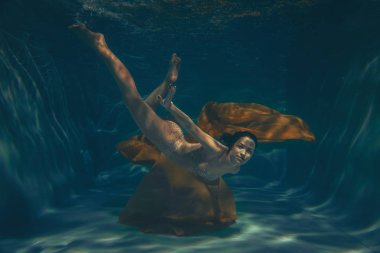 sevimli sportif kız yüzer su altında ücretsiz bir dalgıç yalnız olarak