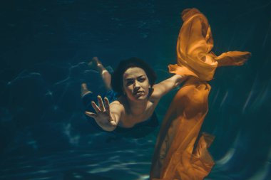 sevimli sportif kız yüzer su altında ücretsiz bir dalgıç yalnız olarak