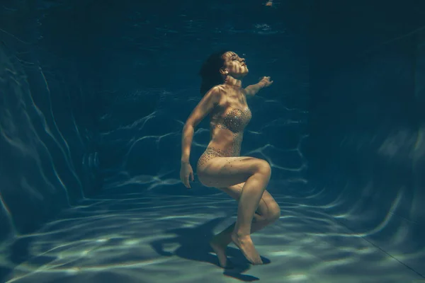 Ładna Dziewczyna Sportowa Pływa Pod Wodą Jako Free Nurek Czystej — Zdjęcie stockowe