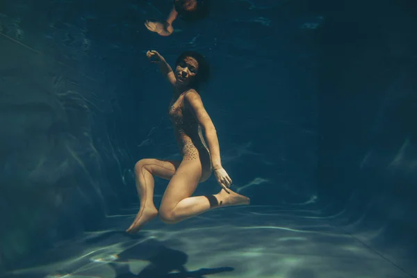 Мила Спортивна Дівчина Плаває Під Водою Вільний Дайвер Чистому Комбінезоні — стокове фото