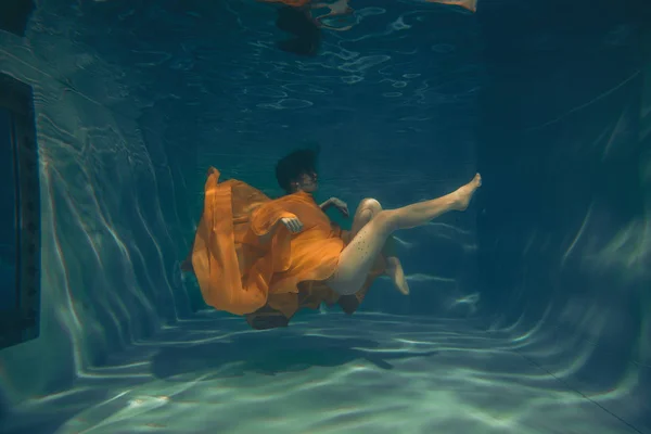 Милая Спортивная Девушка Плавает Водой Свободный Ныряльщик Одних Комбинезонах — стоковое фото
