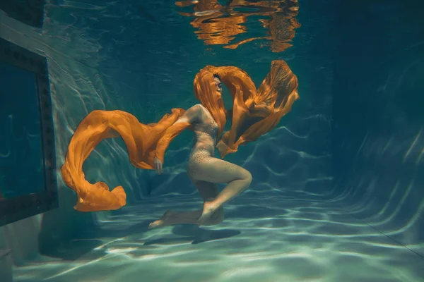 Leuke Sportieve Meisje Zwemt Onder Water Als Een Vrije Duiker — Stockfoto