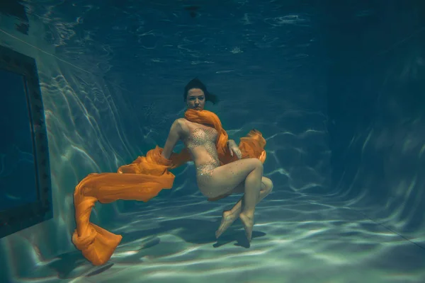 Ładna Dziewczyna Sportowa Pływa Pod Wodą Jako Free Nurek Czystej — Zdjęcie stockowe