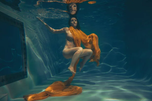 可爱的运动女孩游泳水下作为一个自由潜水员单独 — 图库照片