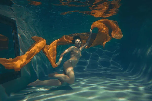 Leuke Sportieve Meisje Zwemt Onder Water Als Een Vrije Duiker — Stockfoto