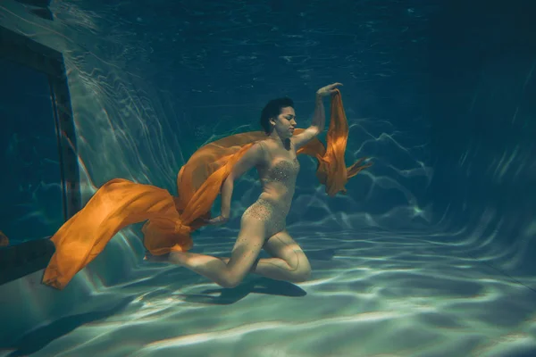 可爱的运动女孩游泳水下作为一个自由潜水员单独 — 图库照片