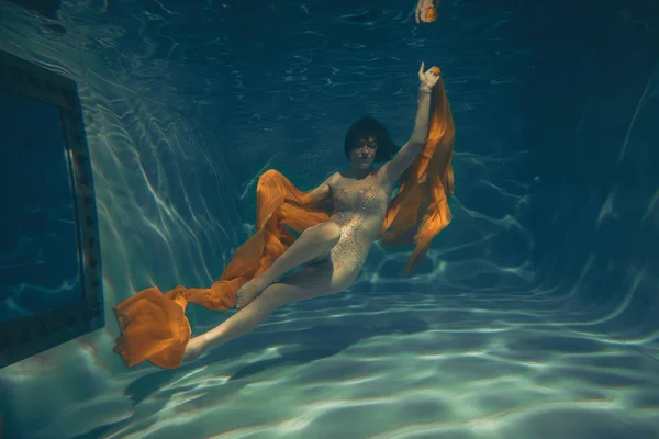 Ładna Dziewczyna Sportowa Pływa Pod Wodą Jako Wolna Sam Nurek — Zdjęcie stockowe