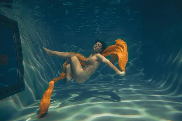 Leuke Sportieve Meisje Zwemt Onder Water Als Een Vrije Duiker — Stockfoto