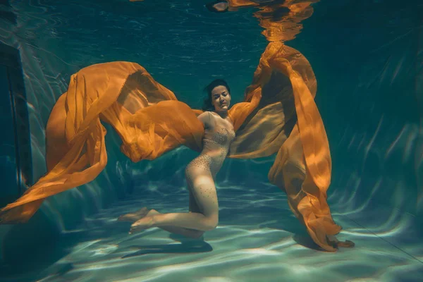 Nettes Sportliches Mädchen Schwimmt Als Freitaucherin Allein Unter Wasser — Stockfoto