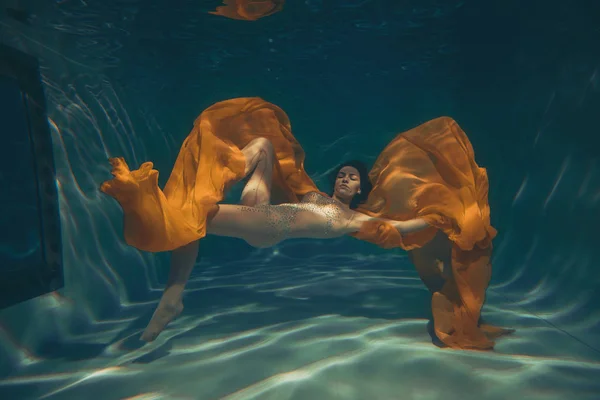 Bonito Desportivo Menina Nada Debaixo Água Como Livre Mergulhador Sozinho — Fotografia de Stock