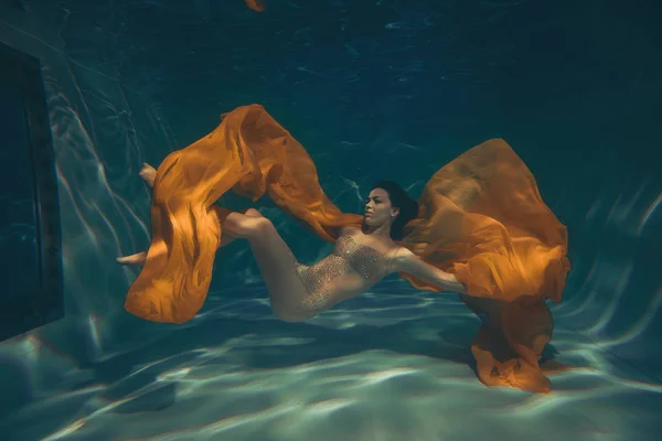 Ładna Dziewczyna Sportowa Pływa Pod Wodą Jako Wolna Sam Nurek — Zdjęcie stockowe
