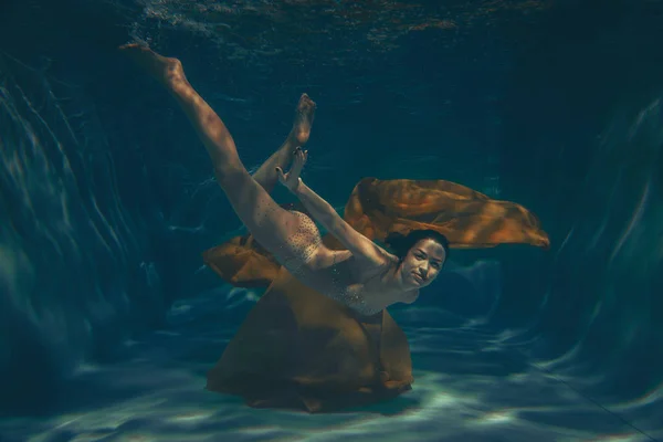 Bonito Desportivo Menina Nada Debaixo Água Como Livre Mergulhador Sozinho — Fotografia de Stock