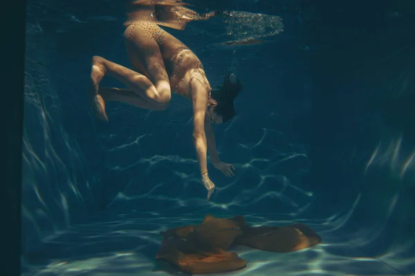 Csinos Sportos Lány Úszik Víz Alatt Mint Szabad Búvár Egyedül — Stock Fotó