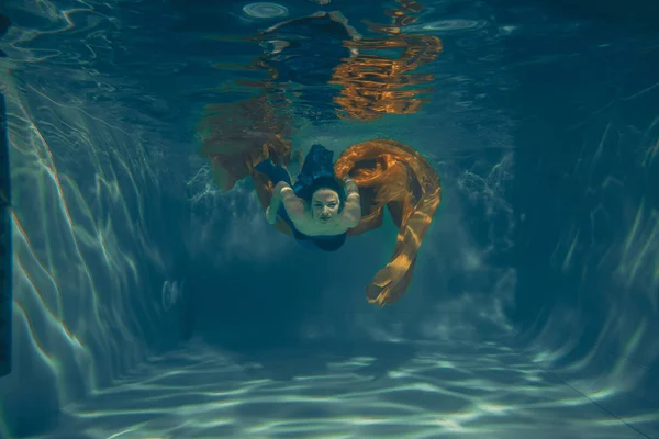 Nettes Sportliches Mädchen Schwimmt Als Freitaucherin Allein Unter Wasser — Stockfoto