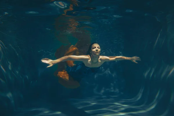 Leuke Sportieve Meisje Zwemt Onder Water Als Een Vrije Duiker — Stockfoto