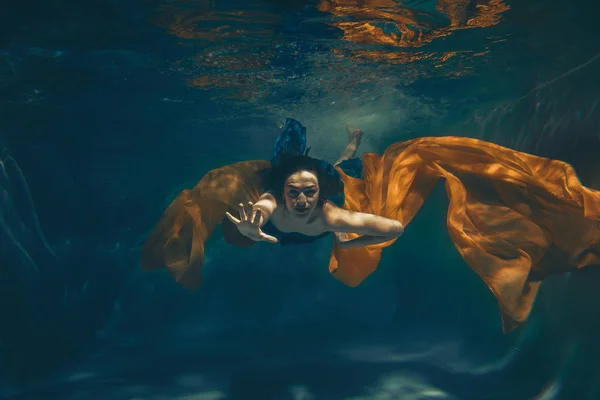 Leuke Sportieve Meisje Zwemt Onder Water Als Een Vrije Duiker — Stockfoto