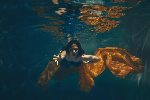 Милая Спортивная Девушка Плавает Водой Свободный Дайвер Одиночку — стоковое фото