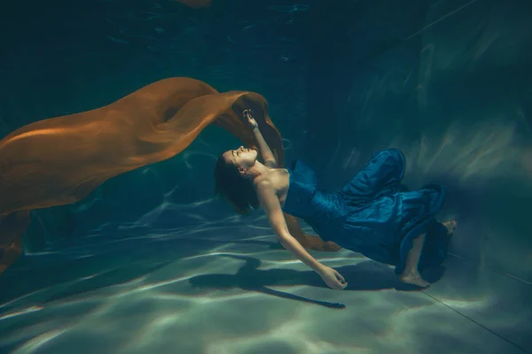 Χαριτωμένο Σπορ Κορίτσι Κολυμπάει Υποβρύχια Ένα Μόνο Ελεύθερος Δύτης — Φωτογραφία Αρχείου