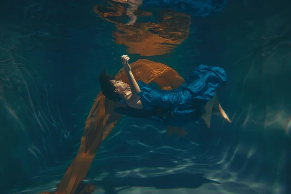 Милая Спортивная Женщина Плавает Водой Свободный Ныряльщик Синем Вечернем Платье — стоковое фото