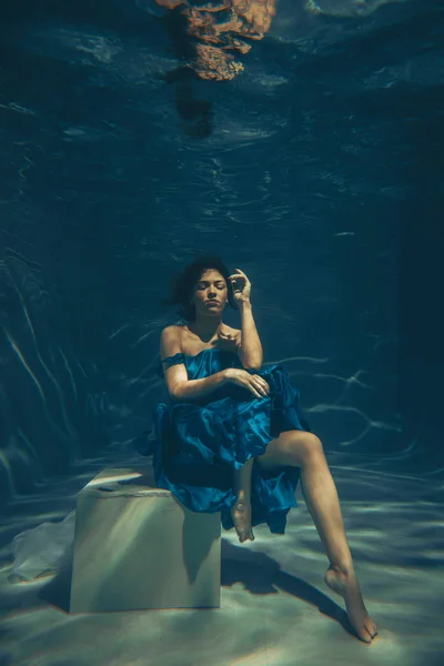 Elegant Pretty Woman Swims Underwater Free Diver Blue Evening Dress — Stock Photo, Image