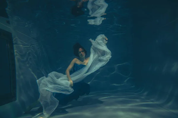 Mulher Bonita Elegante Nada Debaixo Água Como Mergulhador Livre Vestido — Fotografia de Stock
