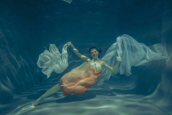 Elegante Chica Delgada Nada Bajo Agua Como Buzo Libre Vestido —  Fotos de Stock
