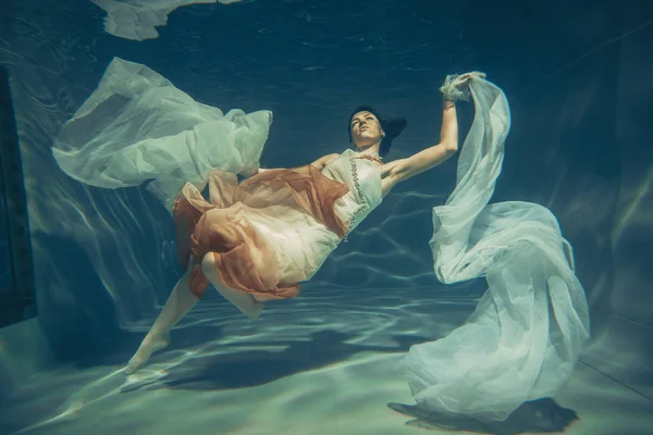 Elegante Menina Delgada Nada Debaixo Água Como Mergulhador Livre Vestido — Fotografia de Stock