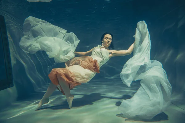Elegantní Štíhlé Děvče Plave Pod Vodou Jako Volný Potápěč Bílé — Stock fotografie