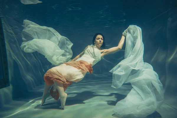 Elegante Chica Delgada Nada Bajo Agua Como Buzo Libre Vestido — Foto de Stock