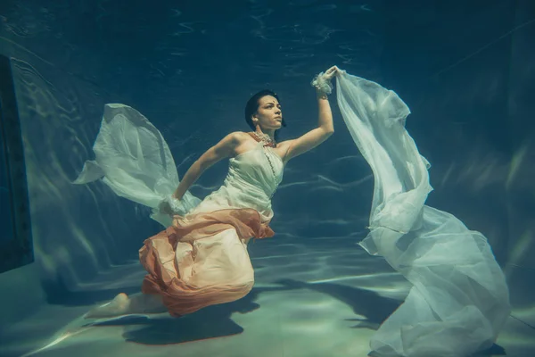Элегантная Стройная Девушка Плавает Водой Свободный Дайвер Белом Вечернем Платье — стоковое фото