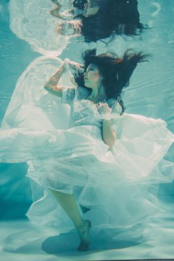 seksi genç gelin sualtı yüzme beyaz gelinlik, çorap ve eldiven