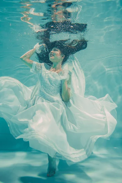 Сексуальная Молодая Невеста Плавает Водой Белом Свадебном Платье Чулках Перчатках — стоковое фото