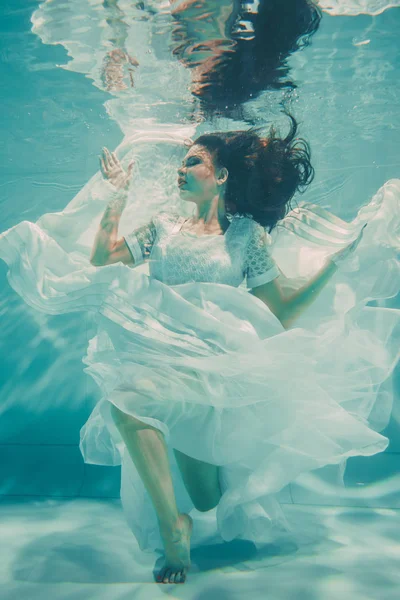 Сексуальная Молодая Невеста Плавает Водой Белом Свадебном Платье Чулках Перчатках — стоковое фото