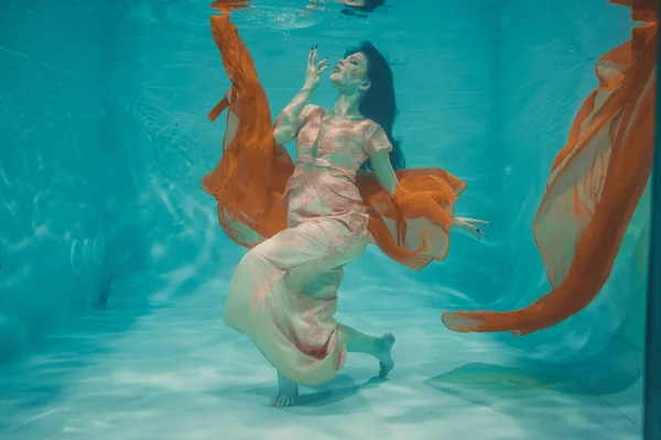 Chica Con Vestido Naranja Soñadora Meditativa Flotando Bajo Agua Como — Foto de Stock