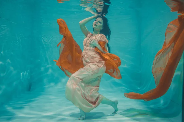 Chica Con Vestido Naranja Soñadora Meditativa Flotando Bajo Agua Como — Foto de Stock