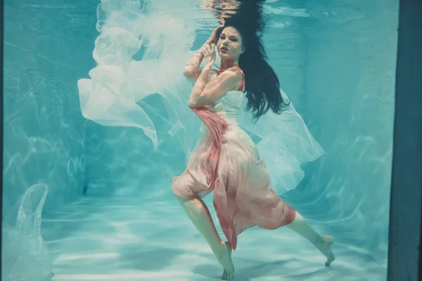 Красивая Модель Девушка Плавает Водой Женском Длинном Белом Розовом Платье — стоковое фото