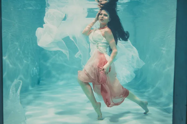 Krásný Model Dívka Plavání Pod Vodou Ženské Šaty Dlouhé Bílé — Stock fotografie