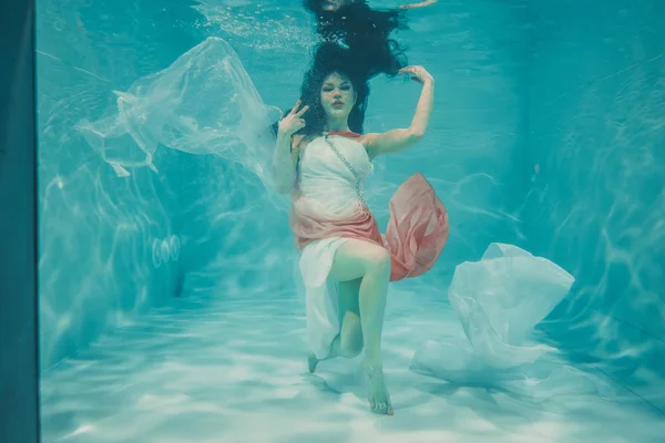 Hermosa Modelo Chica Nadando Bajo Agua Femenino Vestido Largo Blanco — Foto de Stock