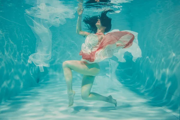 Hermosa Modelo Chica Nadando Bajo Agua Femenino Vestido Largo Blanco — Foto de Stock