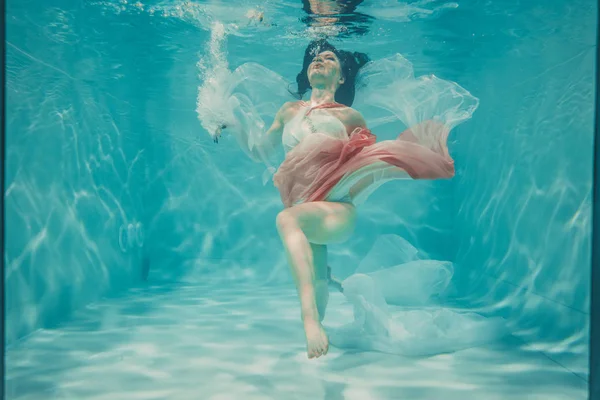 Krásný Model Dívka Plavání Pod Vodou Ženské Šaty Dlouhé Bílé — Stock fotografie