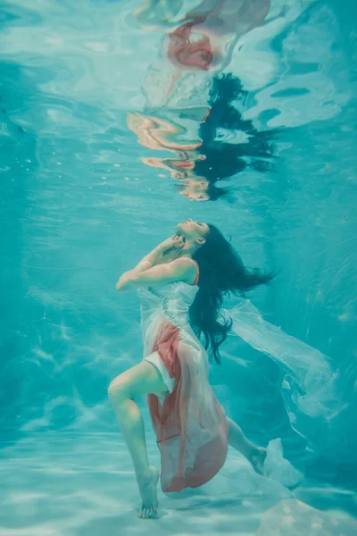 Όμορφο Μοντέλο Κορίτσι Υποβρύχια Κολύμβηση Θηλυκό Φόρεμα Μακρύ Λευκό Και — Φωτογραφία Αρχείου