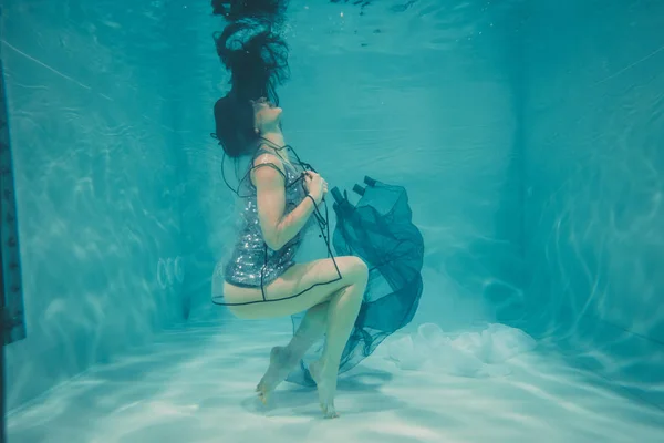 Mooi Model Meisje Zwemt Onder Water Een Shirt Grijze Pailletten — Stockfoto