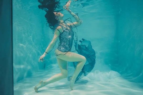 Krásný Model Dívka Plave Pod Vodou Tričko Šedém Flitry Transparentní — Stock fotografie
