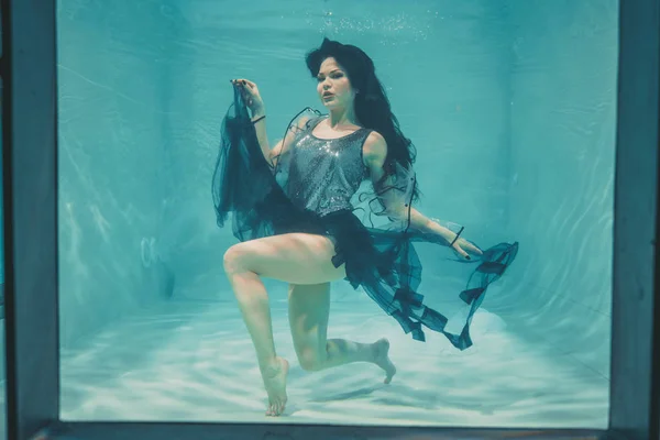 Gyönyörű Modell Lány Úszik Víz Egy Póló Szürke Flitterekkel Egy — Stock Fotó