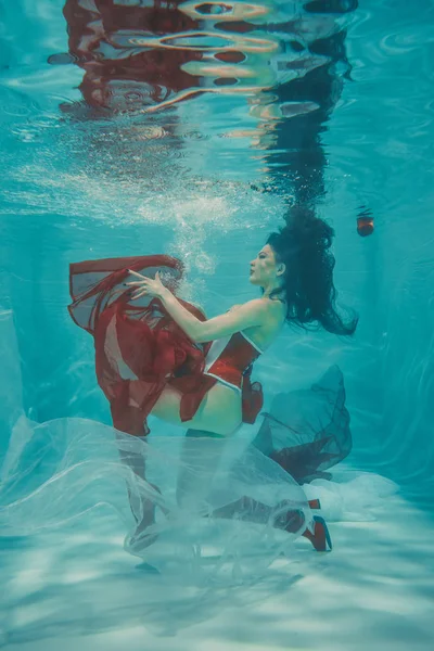 Schöne Sexy Mädchen Schwimmen Unter Wasser Sportlichem Stil Rot Weißen — Stockfoto
