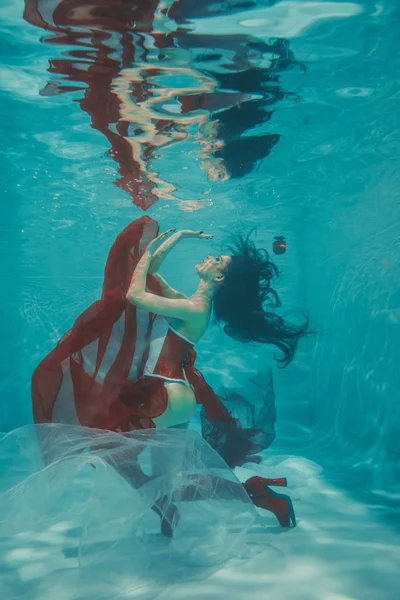 Όμορφη Σέξι Κορίτσι Υποβρύχια Κολύμβηση Σπορ Στυλ Κόκκινο Και Άσπρο — Φωτογραφία Αρχείου