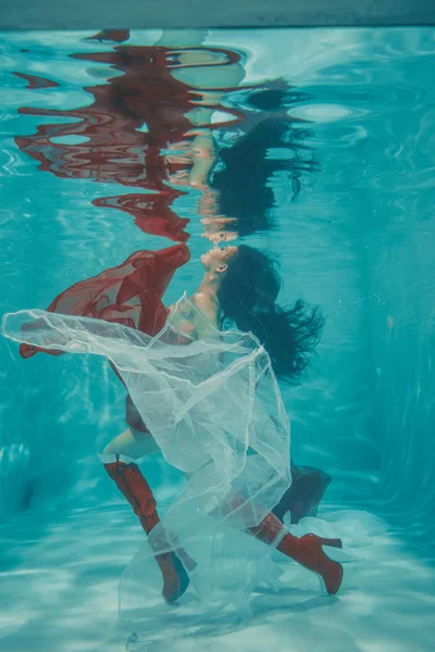 Piękna Sexy Dziewczyna Pływanie Pod Wodą Sportowy Styl Czerwony Biały — Zdjęcie stockowe