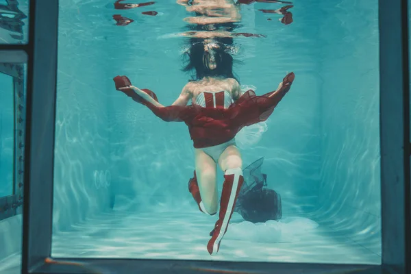 Красивая Сексуальная Девушка Плавает Водой Спортивном Стиле Красный Белый Корсет — стоковое фото