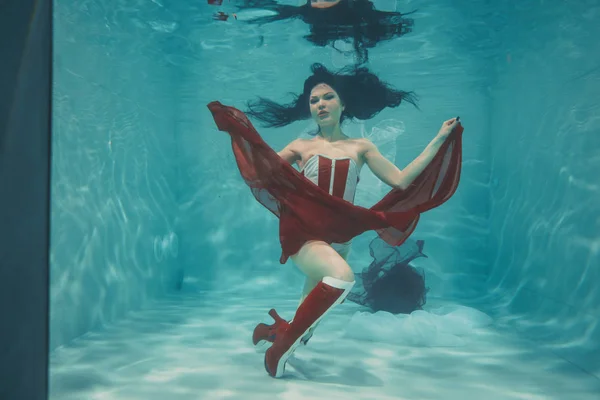 Krásná Sexy Dívka Červené Sportovní Styl Plavání Pod Vodou Bílé — Stock fotografie