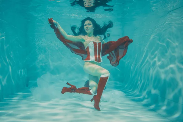 Krásná Sexy Dívka Červené Sportovní Styl Plavání Pod Vodou Bílé — Stock fotografie